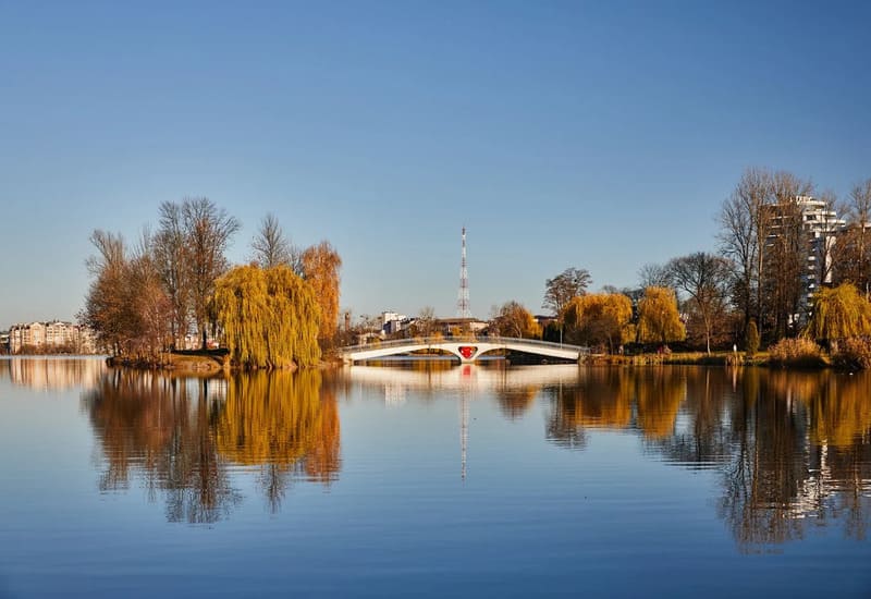 Городское озеро и остров Любовь в Ивано-Франковске
