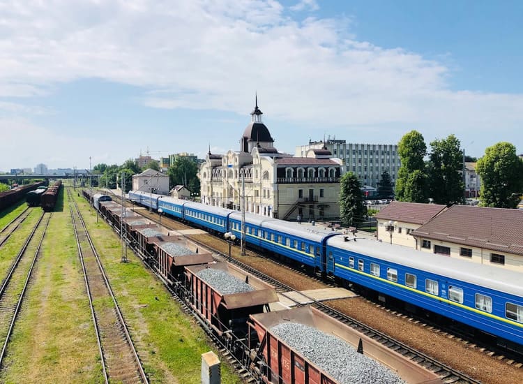 Де розташований залізничний вокзал Луцька