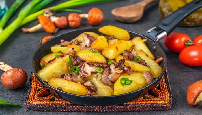 Жареные маслята с картофелем 