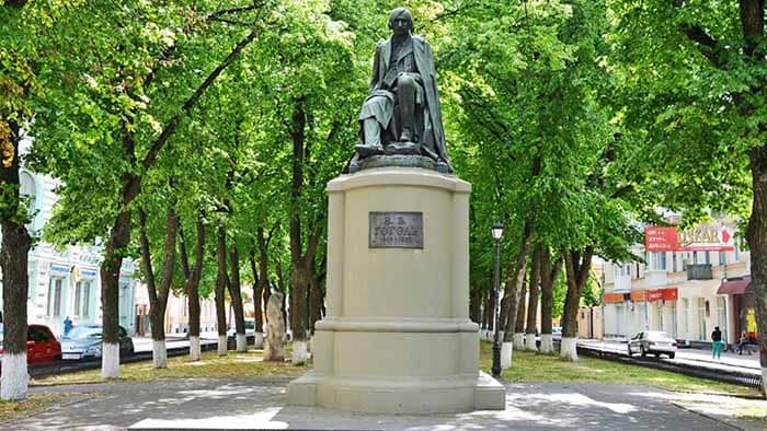 Пам'ятник Гоголю в м.Полтава