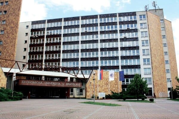 Экономический университет в Братиславе университеты Словакии
