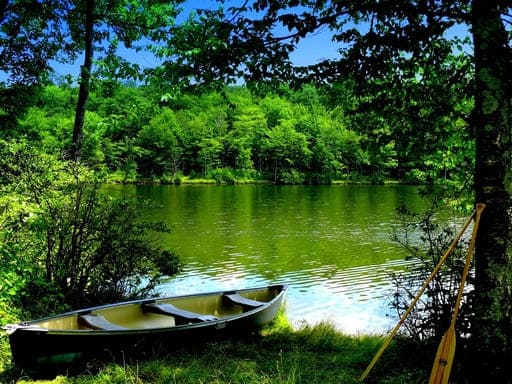 Озеро Миру місце для любителів активного відпочинку.