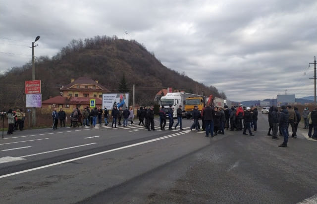 На Закарпатті в ході мітингу кілька десятків жінок перекрили трасу Київ — Чоп.