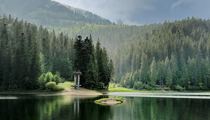 Літній відпочинок біля води. ТОП 10 озер України.