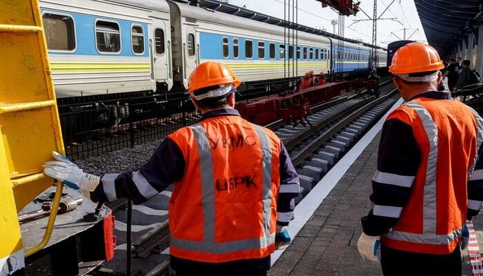 Укрзалізниця продовжує викладати євроколії від Ужгорода до Чопа