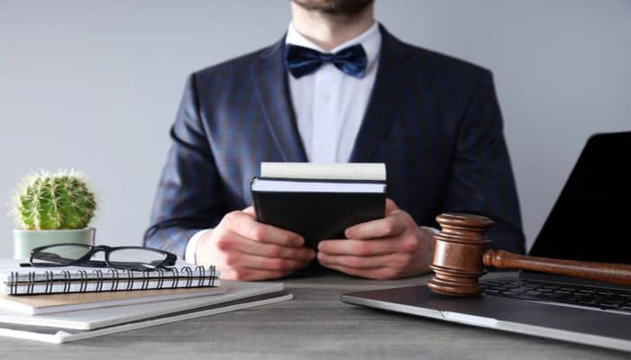 Юрист - переваги та недоліки професії. Скільки заробляють?
