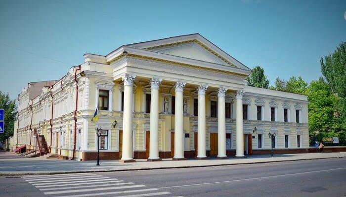 Пам’ятка академічного художнього російського драматичного театру в Миколаєві.