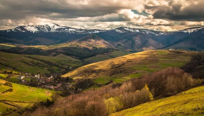 Відпочинок в Карпатах на весні