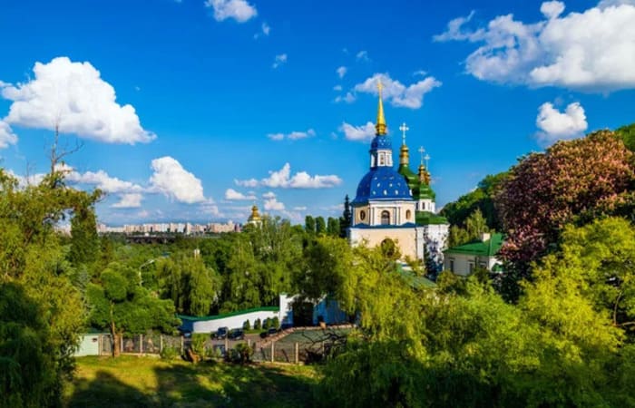 Старовинні монастирі України