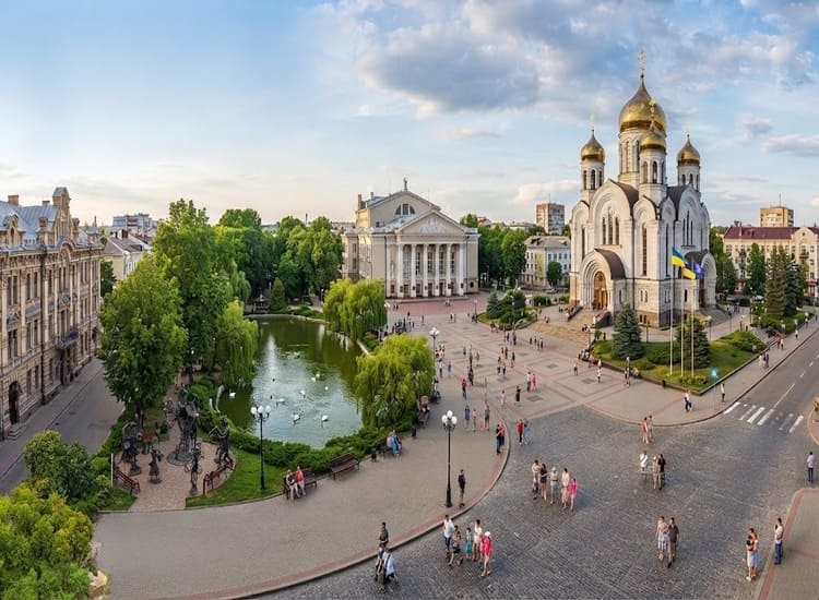 Що подивитися поруч із собором